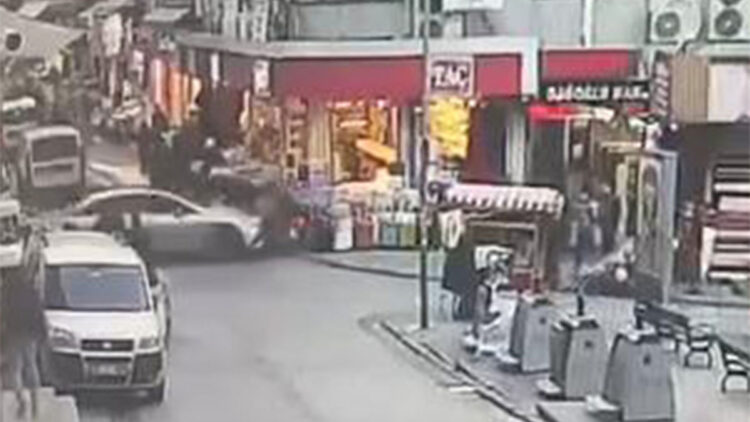 Eminönü'nde otomobil önce motosiklete ardından dükkanın önündekilere çarptı