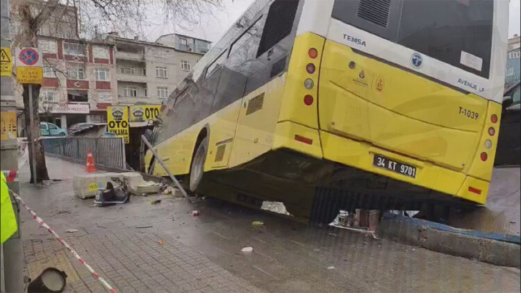 Esenler'de İETT otobüsü otoparktaki araçlara çarptı