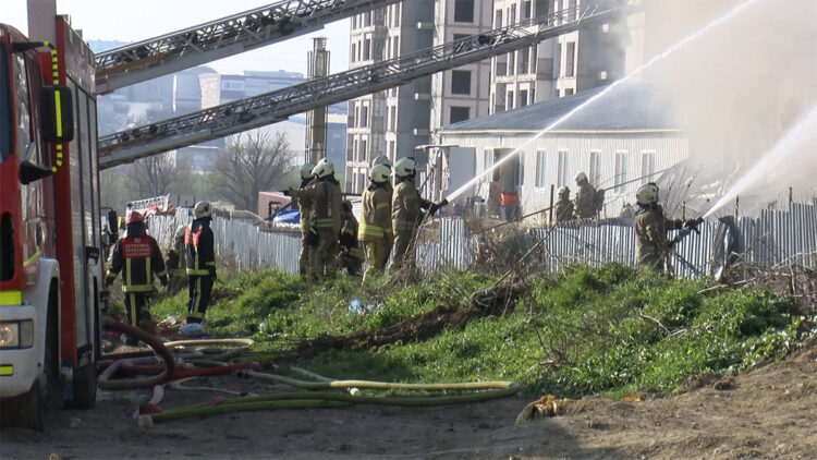 Esenyurt'ta işçi konteynerinde yangın