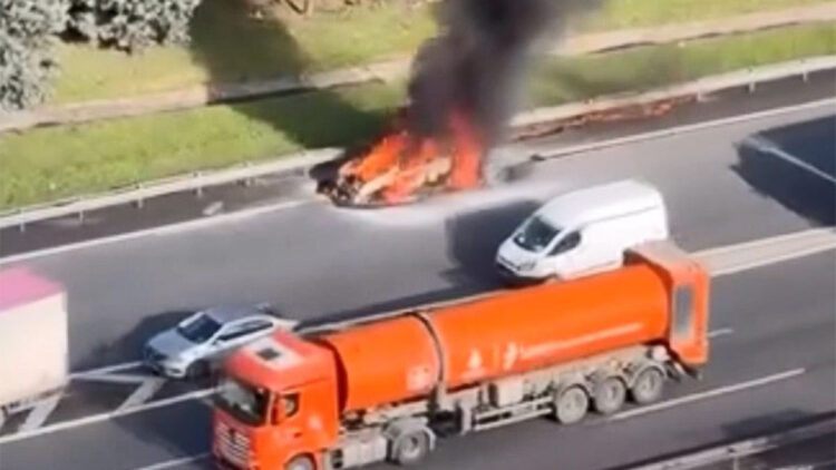 Esenyurt'ta TEM Otoyolu'nda otomobil yangını