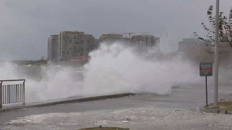 Zeytinburnu Sahili'nde dev dalgalar oluştu