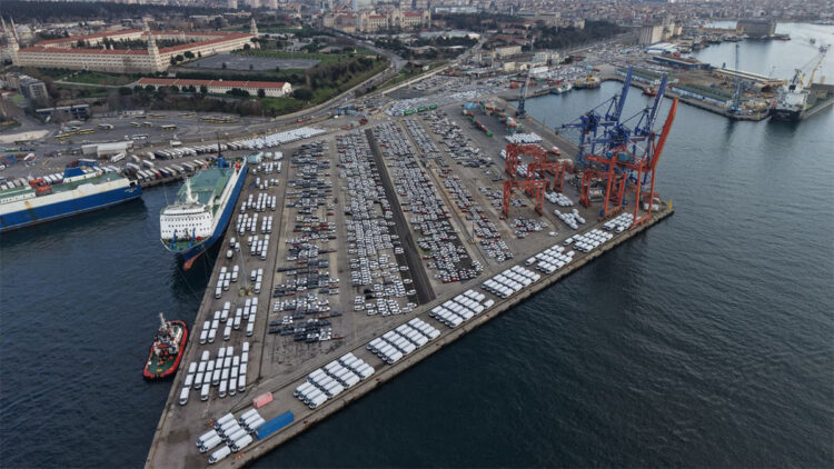 Haydarpaşa Limanı'ndaki sıfır ithal otomobil yoğunluğu havadan görüntülendi
