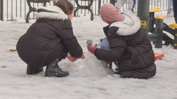 İstanbul'da beklenen kar yağışı etkisini gösterdi; çocuklar keyfini çıkardı