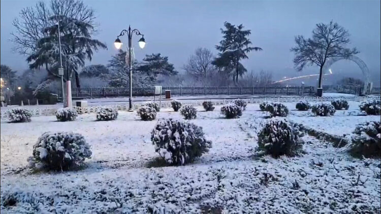Kavacık, Çekmeköy ve Taksim Meydanı'nda kar yağışı
