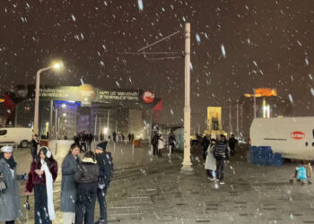 İstanbul'da kar yağışı; sokaklar beyaza büründü