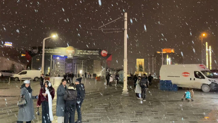 İstanbul'da kar yağışı; sokaklar beyaza büründü