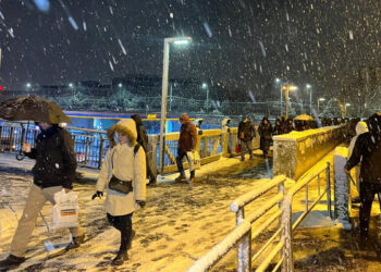 İstanbul'da kar yağışı gece boyunca sürdü; Taksim Meydanı beyaza büründü
