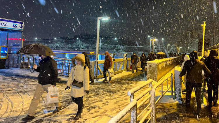 İstanbul'da kar yağışı gece boyunca sürdü; Taksim Meydanı beyaza büründü