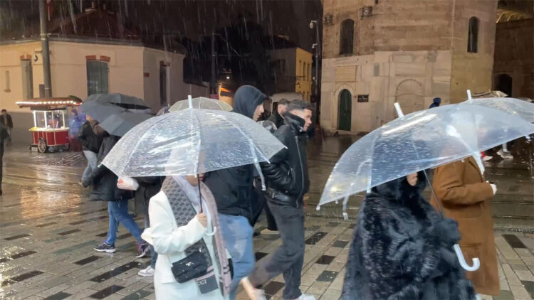 İstanbul'da sağanak etkili oldu; yol çöktü