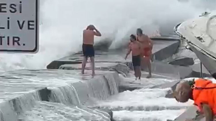Kadıköy'de dev dalgaların çarptığı 3 yüzücü kayalıklara düştü; bacakları kırıldı