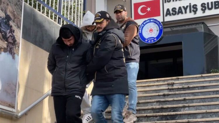 Kadıköy'de park halindeki motosikleti çalan 2 şüpheli tutuklandı