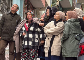 Kağıthane'de 4 katlı binada yangın