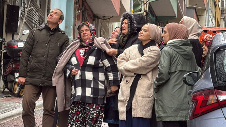 Kağıthane'de 4 katlı binada yangın