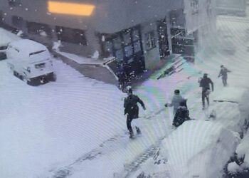 Kağıthane'de yokuştan kayan kamyonet 2 çocuğa çarptı