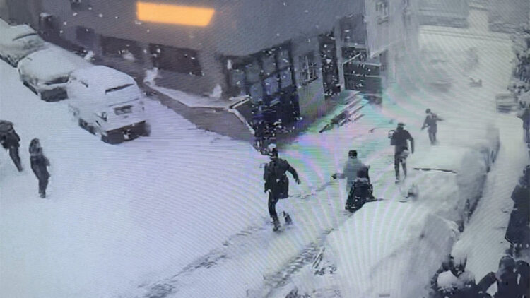 Kağıthane'de yokuştan kayan kamyonet 2 çocuğa çarptı