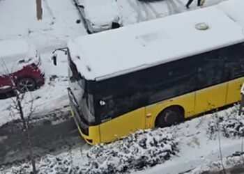 Kar yağışı trafiği olumsuz etkiledi; İETT otobüsü yolda kaldı