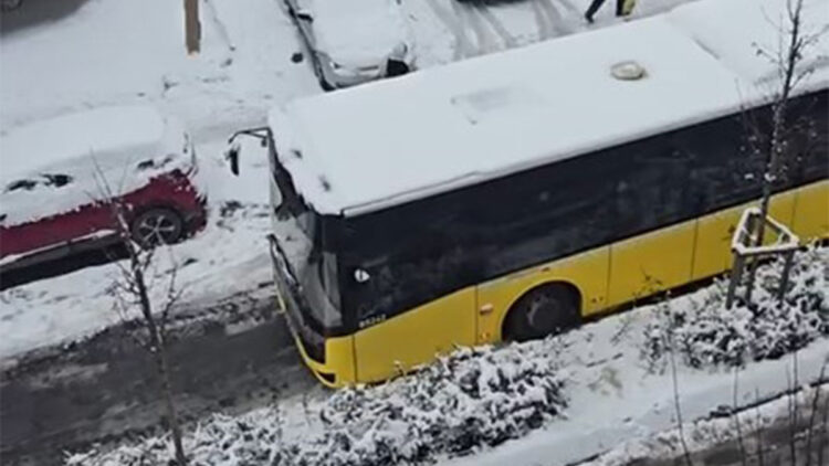 Kar yağışı trafiği olumsuz etkiledi; İETT otobüsü yolda kaldı