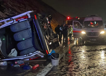 Kuzey Marmara Otoyolu'nda servis minibüsü devrildi; 11 yaralı