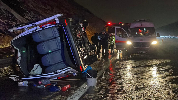 Kuzey Marmara Otoyolu'nda servis minibüsü devrildi; 11 yaralı
