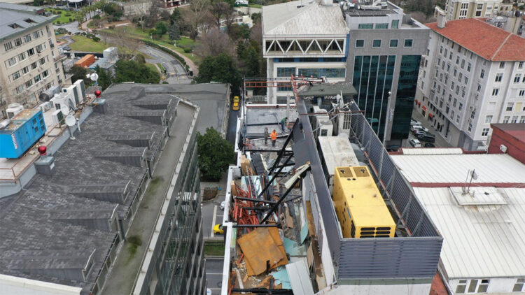 Şişli'de mühürlenen oteldeki kaçak yapılar yıkıldı