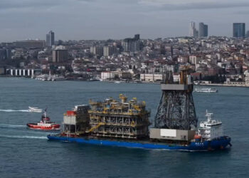 Yıldırım Sondaj Gemisi'nin kulesini taşıyan gemi İstanbul Boğazı'nda geçti