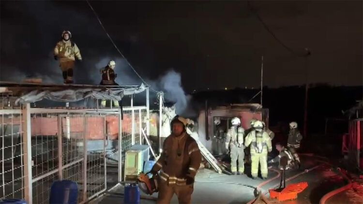 Sultangazi'de iki iş yerinde çıkan yangın söndürüldü