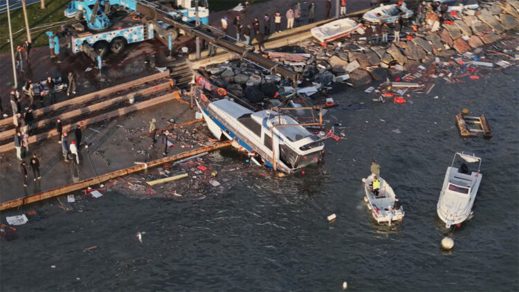 Tuzla'da fırtına nedeniyle bazı tekneler alabora oldu