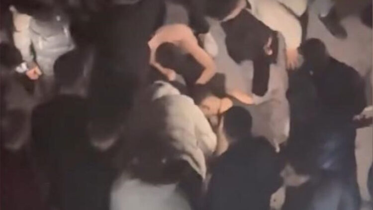 Zeytinburnu'nda iki grup arasında bıçaklı kavga: 1 yaralı