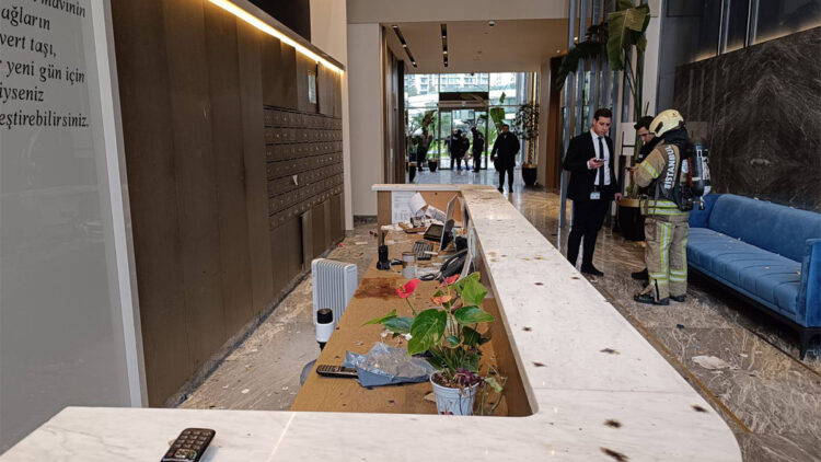 Zeytinburnu’nda siteye bırakılan kargo paketi patladı: 2 yaralı