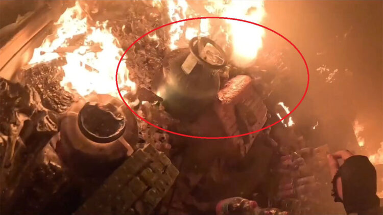 İtfaiye eri alevlerin arasındaki tüpü dışarı çıkardı