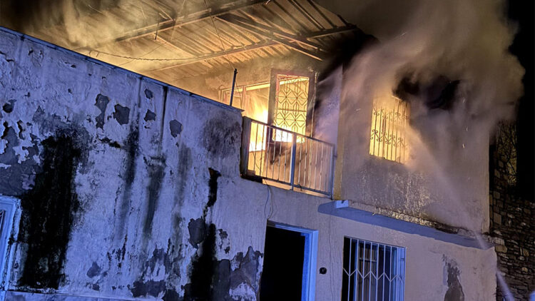 İzmir'de 2 katlı müstakil evde çıkan yangında 1 kişi hayatını kaybetti