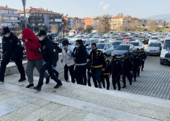 İzmir'de fuhşa aracılık eden şüphelilere operasyon; 8 gözaltı