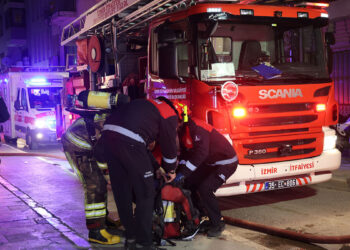 İzmir'de 2 katlı kafenin çatı katında çıkan yangın söndürüldü