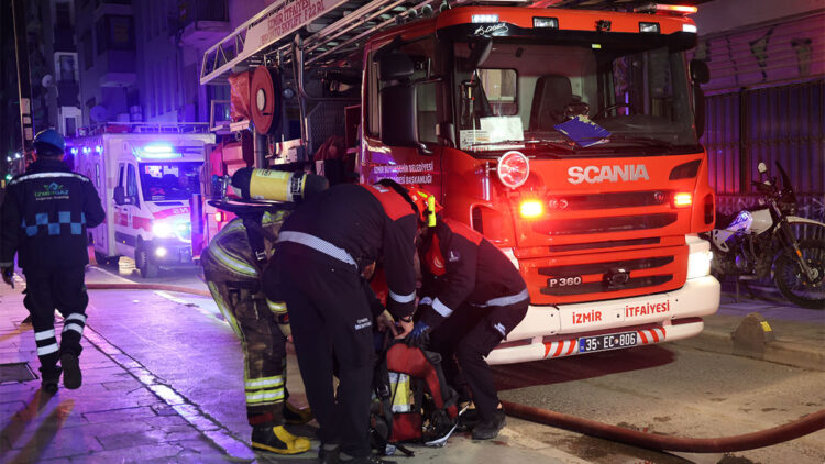 İzmir'de 2 katlı kafenin çatı katında çıkan yangın söndürüldü