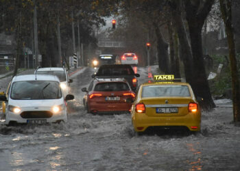 İzmir'de yağmur etkili oldu; Trafikte zor anlar yaşandı
