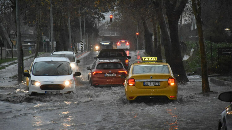 İzmir'de yağmur etkili oldu; Trafikte zor anlar yaşandı