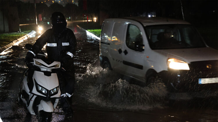 İzmir'de sağanak etkili oldu; Sürücüler zor anlar yaşadı