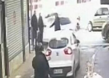 İnternet sitesi sahibinin tabancayla vurulma anı kamerada