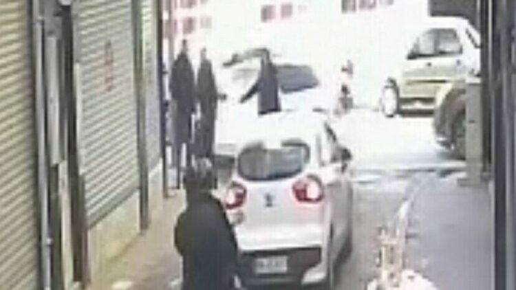 İnternet sitesi sahibinin tabancayla vurulma anı kamerada