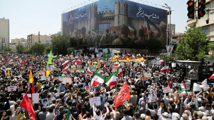 İran'da can kaybı 4 bin 902'ye yükseldi