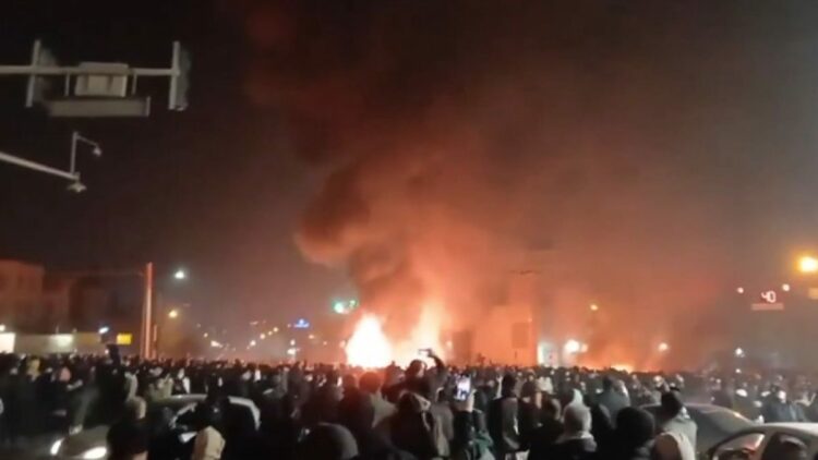 İran'da protestolar sürüyor, internet erişimi tamamen kesildi