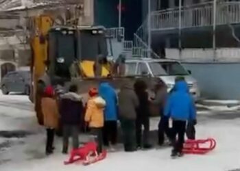 İş makinesinin önünü kesen çocuklar, kaydıkları alanın temizlenmemesini istedi