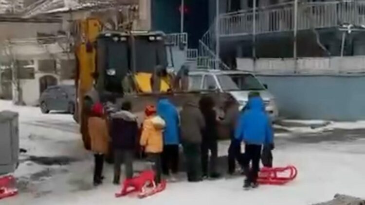 İş makinesinin önünü kesen çocuklar, kaydıkları alanın temizlenmemesini istedi