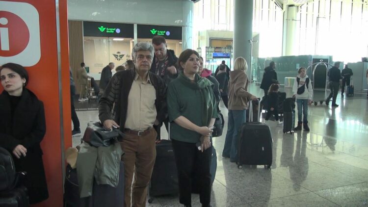 İstanbul Havalimanı’nda çaresizce bekliyorlar: İptal edilen İran uçuşları endişe yarattıİstanbul Havalimanı’nda çaresizce bekliyorlar: İptal edilen İran uçuşları endişe yarattı