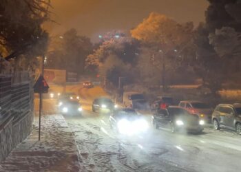 İstanbul yeni yıla kar yağışı ile girdi; sürücüler zor anlar yaşadı
