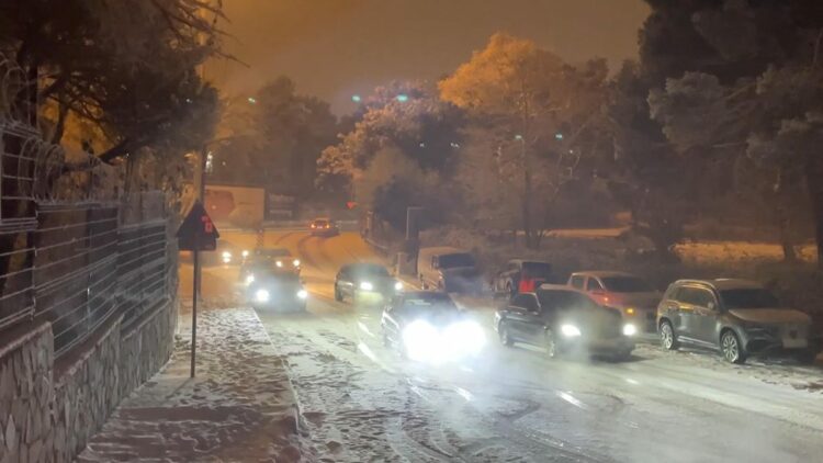 İstanbul yeni yıla kar yağışı ile girdi; sürücüler zor anlar yaşadı 