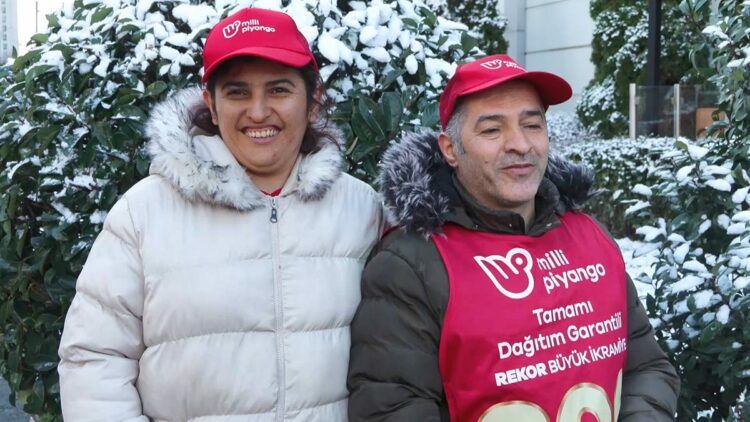 İstanbul'da büyük ikramiye isabet eden bilet gezici bayiden alınmış