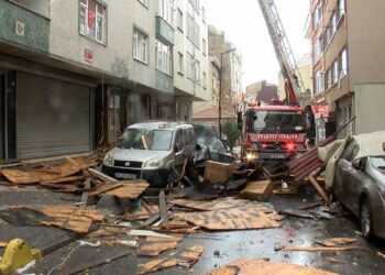 İstanbul'da fırtına çatıları uçurdu; göle dönen yolda araçlar güçlükle ilerledi