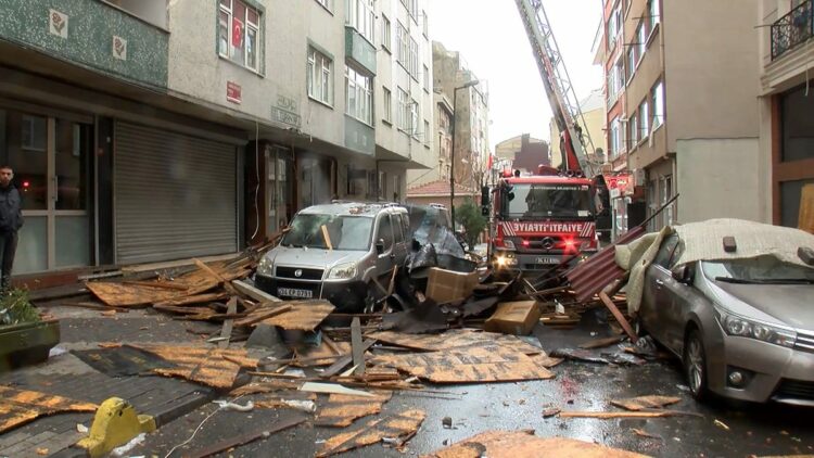 İstanbul'da fırtına çatıları uçurdu; göle dönen yolda araçlar güçlükle ilerledi