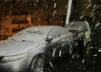 İstanbul'da kar yağışı gece sürdü; araçlara kartopu attılar